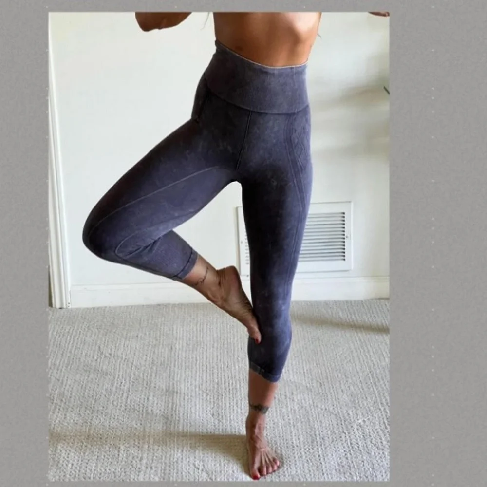 SOLDAthleta Yoga Pants Leggings Tights High Rise Cropped Small Medium EUC Purple - Picture 16 of 16